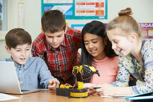 STEM becerileri, çocukların problem çözme yeteneklerine, yaratıcılıklarına ve eleştirel düşünme yeteneklerine katkıda bulunur.